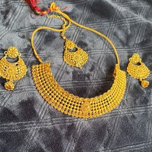 Elegant Gold Necklace and Earring Set